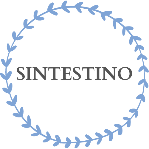 logotipo de sintestino con corona de flores redonda azul y nombre en el centro.